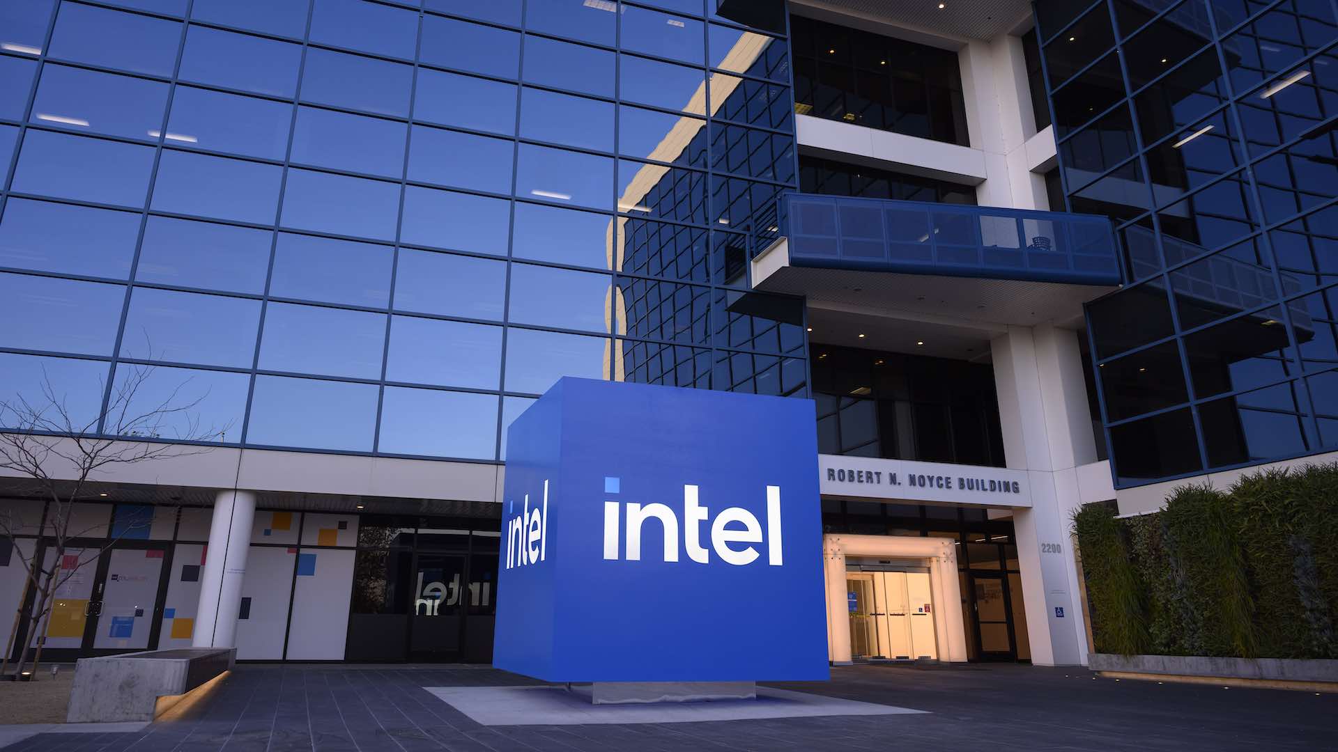 Intel's stock falls 10% on bleak 2024 outlook
